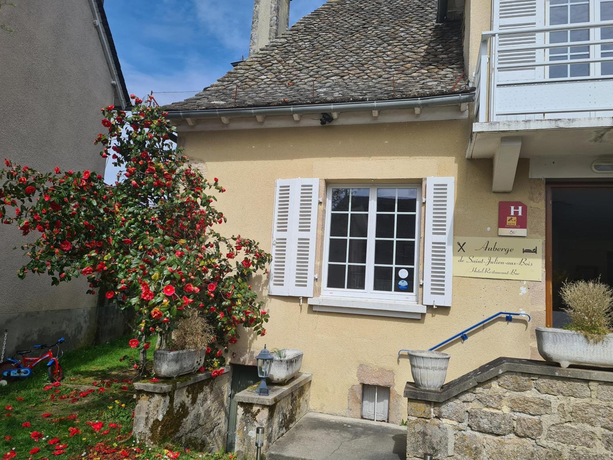 Hotel Saint Julien Aux Bois Esterno foto
